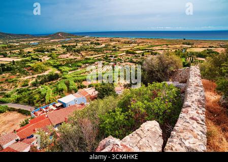 Panoramablick auf das historische Zentrum von Posada und die Ruinen der Zitadelle in Sardinien, Italien Stockfoto
