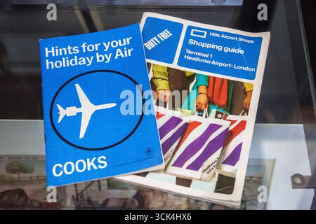 Zwei Flugreisen an Bord Ende der 1960er Jahre, links von Thomas Cook, rechts Einkaufsführer Stockfoto
