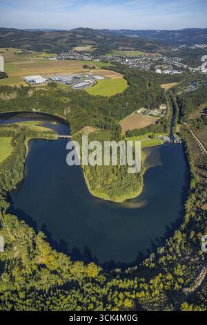 Aus der Vogelperspektive, Stausee Bigge Ahauser, Klippen Ahauser, Speicherkraftwerk Ahausen, Schloss Ahausen, Industriegebiet Eibachstraße, Finnentrop, Saue Stockfoto
