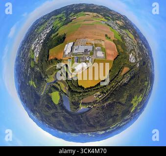 Luftaufnahme, Gewerbegebiet Eibachstraße im Heggen-Bezirk, Ahauser Stausee mit Bigge, Globus, Fischaugenschuss, 360-Grad-Schuss, winziger Wo Stockfoto