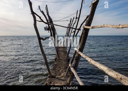 Typisches Gruje, die traditionellen Holzbauten, die von Fischern zum Anheben von Booten verwendet wurden, am Pier des Hafens Salvore in Kroatien. Stockfoto