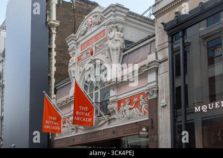 Die Royal Arcade, eine historische, gehobene Einkaufspassage in der Old Bond Street, Mayfair, London, England, Großbritannien Stockfoto