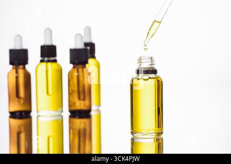 Verschiedene ätherische Öle in Pipettenflaschen Stockfoto