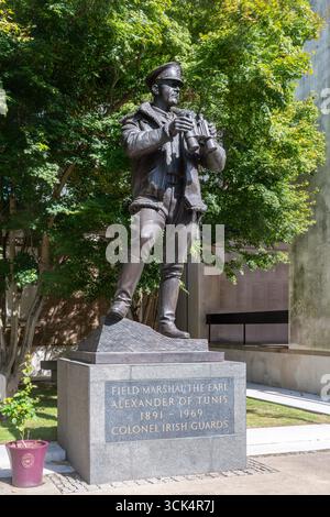 Statue des Feldmarschalls Graf Alexander of Tunis 1891-1969 Colonel Irish Guards in Wellington Barracks, London, England, Großbritannien Stockfoto