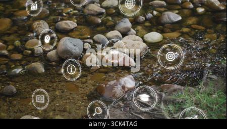Seichtes Wasser fließt über glatte Steine im Waldbach, mit digitalen Überlagerungen Stockfoto