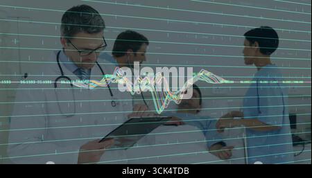 Untersuchungsarzt mit Mantel-Stethoskop mit Klemmbrett im Patientenzimmer mit Überlagerungskopierraum Stockfoto