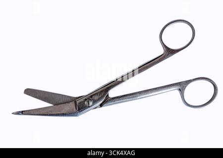 Chirurgische Schere auf weißem Hintergrund Nahaufnahme. Medizinisches Instrument Stockfoto