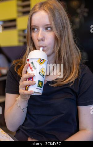 Kerpen, Deutschland - 9. August 2025: McCafe und McDonalds trinken Tassen auf dem Tisch im Restaurant Stockfoto