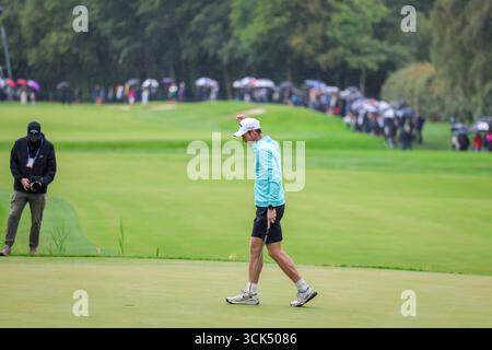 Virginia Water, England, Großbritannien. September 2025. Andy Murray feiert seinen Putt auf dem 18. Green während des BMW PGA Championship Pro-am Day im Wentworth Golf Club, Virginia Water, England, Großbritannien am 10. September 2025 Credit: Phil Duncan/Every Second Media Credit: Every Second Media/Alamy Live News Stockfoto