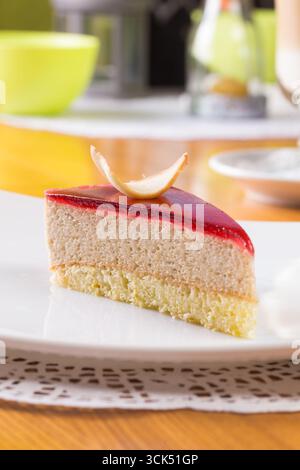 Beeren-Souffle-Kuchen-Scheibe auf Tisch Nahaufnahme Stockfoto