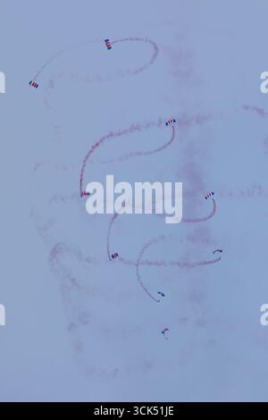 RAF Falcons, Parachute Display Team, in Criss-Cross-Formation während ihres Auftritts beim International Ayr Show Festival of Flight 2025. Stockfoto