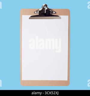 Eine leere Zwischenablage mit einer Metallklammer, die in der Regel zum Aufbewahren von Papieren oder Notizen verwendet wird. Stockfoto