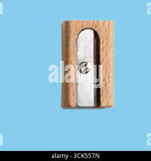 Ein hölzerner Bleistiftspitzer mit einer Metallklinge zum Schärfen von Bleistiften. Stockfoto