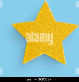 Eine einfache gelbe Sternform, die häufig in Lehrmaterialien oder als dekoratives Element verwendet wird. Stockfoto