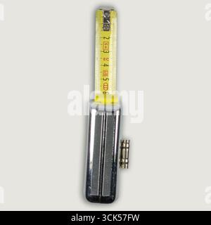Ein Metallbandmaß mit gelbem Maßband für präzise Messungen. Stockfoto