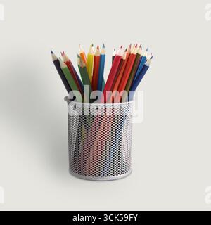 Ein Behälter mit farbenfrohen Bleistiften, ideal zum Zeichnen und für kreative Aktivitäten. Stockfoto