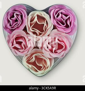 Ein herzförmiges Arrangement aus sechs dekorativen Rosen in sanften Rosa- und Violetttönen. Perfekt für Geschenke oder Wohnkultur. Stockfoto