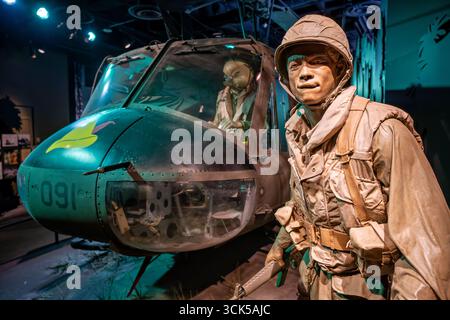 Smithsonian National Museum of American History Huey Helicopter Washington DC // WASHINGTON DC — Ein Bell UH-1 Hubschrauber mit dem Spitznamen Huey wird im Smithsonian National Museum of American History als Teil der Ausstellung The Price of Freedom: Americans at war ausgestellt. Dieser Huey, Nummer 65–10091, diente in Vietnam bei der 173rd Assault Helicopter Company, bekannt als Robinhoods, bevor er 1995 außer Dienst gestellt wurde. Der Hubschrauber spielte 2002 in einem Dokumentarfilm und einer nationalen Tour, die auf Versöhnung und Erinnerung für Vietnam-Veteranen abzielte. Die Ausstellung umfragt Amerikaner Stockfoto