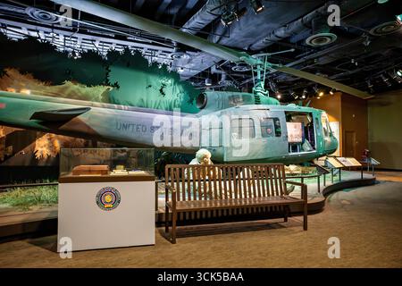 Smithsonian National Museum of American History Huey Helicopter Washington DC // WASHINGTON DC — Ein Bell UH-1 Hubschrauber, der den Spitznamen The Huey trägt, wird im Smithsonian National Museum of American History als Teil der Ausstellung „The Price of Freedom: Americans at war“ ausgestellt. Dieser Huey mit der Nummer 65–10091 diente in Vietnam mit der 173rd Assault Helicopter Company und wurde später zum Herzstück einer nationalen Tour, die auf Versöhnung ausgerichtet war. Die Ausstellung beschäftigt sich mit Schlüsselmomenten der amerikanischen Militärgeschichte, von den Franzosen- und Indianerkriegen bis heute. Der Huey Hubschrauber, CA Stockfoto