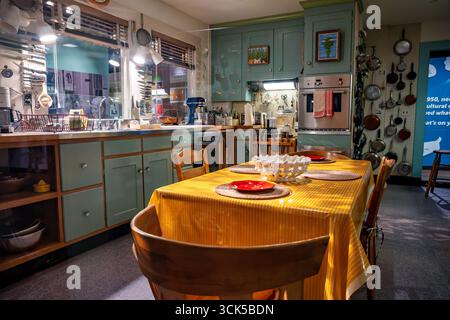 Smithsonian National Museum of American History Julia Childs Kitchen Washington DC | WASHINGTON D.C., Vereinigte Staaten – Ein großer Blick auf Julia Childs Küche im Smithsonian National Museum of American History zeigt den Esstisch, das Messerregal und die mit Geräten ausgelegten Theken, wie sie sie 2001 verließ. Alles ist originell im Haus von Child's Cambridge, Massachusetts, mit Ausnahme der Kunststoff-Essensrequisiten und des Reproduktionslinoleumbodens, einschließlich des norwegischen Tisches und Stühlen, wo sie und ihr Mann Gäste unterhielten. Stockfoto