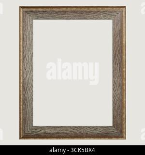 Ein dekorativer Bilderrahmen aus Holz mit strukturierter Oberfläche, leer und bereit für ein Bild. Stockfoto