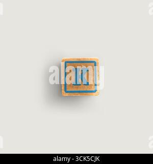Eine quadratische Kachel mit dem Buchstaben „K“ in Blau auf einem strukturierten Hintergrund, die häufig in Spielen oder Lernkontexten verwendet wird. Stockfoto