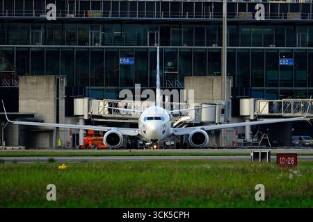 Flugzeuge am Flughafen Zürich - TC-SPF SunExpress Boeing 737-800 macht einen Pish-back und fährt zum Start am Flughafen Zürich Stockfoto