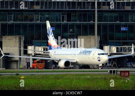 Flugzeuge am Flughafen Zürich - TC-SPF SunExpress Boeing 737-800 macht einen Pish-back und fährt zum Start am Flughafen Zürich Stockfoto