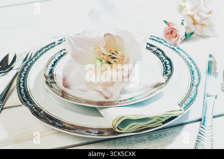 Set aus weißem Geschirr mit goldenem Rand Stockfoto