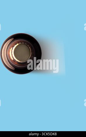 Eine Ansicht von oben nach unten eines Flaschenverschlusses mit metallischer Oberfläche, die darauf hindeutet, dass er Teil eines Getränkebehälters ist. Stockfoto