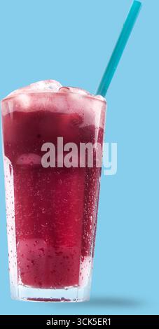 Ein erfrischendes Getränk in einem hohen Glas mit leuchtendem Rot mit Blasen und Eis, serviert mit blauem Strohhalm. Stockfoto
