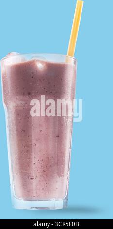 Ein erfrischender Smoothie in einem hohen Glas mit gelbem Strohhalm, perfekt für einen heißen Tag. Stockfoto