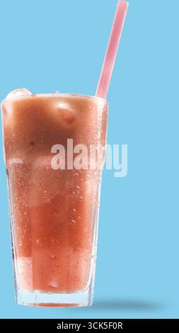 Ein erfrischendes Getränk in einem hohen Glas mit Eis und Strohhalm in leuchtenden Farben. Stockfoto