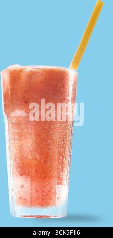 Ein erfrischendes Getränk in einem hohen Glas mit Eis und Strohhalm, perfekt zum Abkühlen an einem heißen Tag. Stockfoto