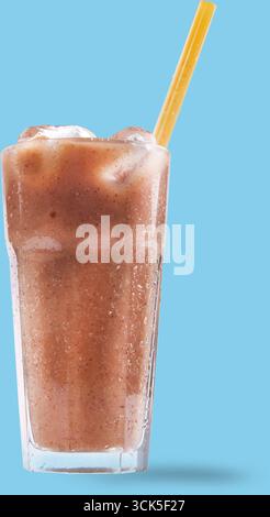 Ein erfrischendes Schokoladengetränk in einem hohen Glas mit Eis und Strohhalm, perfekt zum Abkühlen an einem warmen Tag. Stockfoto