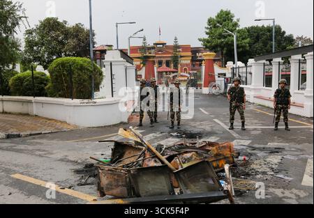 Kathmandu, Nepal. September 2025. Personal der nepalesischen Armee steht vor dem Wohngebäude des Präsidenten Wache, nachdem das Gebäude am 9. September von den Demonstranten in der gewaltsamen Demonstration in Brand gesetzt wurde. (Foto: Sunil Pradhan/SOPA Images/SIPA USA) Credit: SIPA USA/Alamy Live News Stockfoto