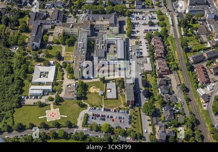 Aus der Vogelperspektive, Helios St. Anna Klinik Duisburg, Malteser Hospizzentrum St. Raphael, mit Sonnenschirmen im Innenhof, Huckingen, Duisburg, Ruhr Stockfoto