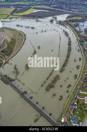 Luftaufnahme der Weihnachtsflut 2023 auf dem Rhein, der Rhein überquert sein Ufer nach Starkregen, Alstaden, Oberhausen, Ruhrgebiet, Niederrhein Stockfoto