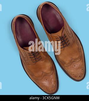 Ein Paar stilvolle braune Lederschuhe mit klassischem Design, geeignet für formelle Anlässe. Stockfoto
