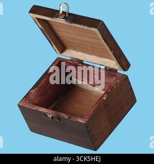 Eine kleine, offene Holzkiste mit einem Klappdeckel, die ein schlichtes Design und eine rötliche Innenausstattung bietet. Stockfoto