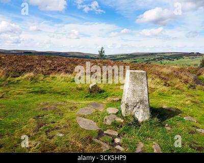 Trig Point entlang der Route of the Earth and Sky Soundwalk von Opera North zum Bradford 2025 Penistone Hill in der Nähe von Haworth West Yorkshire England Stockfoto