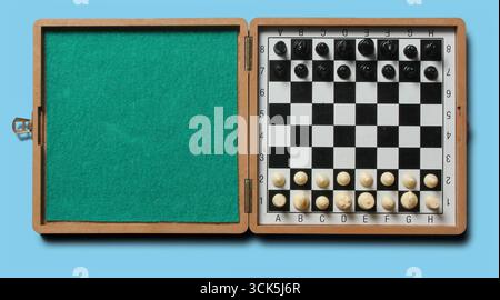 Ein hölzerner Schachkasten mit einem karierten Brett und Spielstücken für ein Spiel. Stockfoto