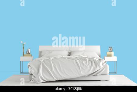 Ein minimalistisches Schlafzimmer mit einem großen Bett mit weißer Bettwäsche, zwei Nachttischen mit Dekor und einem neutralen Farbschema. Stockfoto