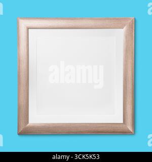 Ein einfacher, leerer Bilderrahmen mit heller Holzoberfläche, bereit für Kunstwerke oder Fotos. Stockfoto