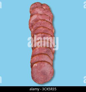Ein Stapel dünn geschnittenes Feinkostfleisch, ordentlich angeordnet. Stockfoto