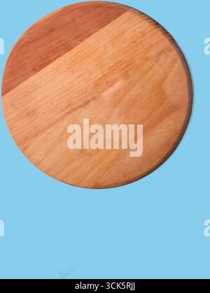 Ein rundes Schneidebrett aus Holz mit glatter Oberfläche, ideal für die Zubereitung und das Servieren von Speisen. Stockfoto