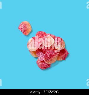 Ein Haufen bunter, zuckerbeschichteter Bonbons mit einer Mischung aus Rot- und Gelbtönen. Stockfoto