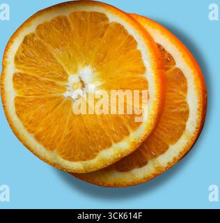 Eine Nahaufnahme von zwei Orangenscheiben, die ihre leuchtende Farbe und saftige Textur zeigen. Stockfoto
