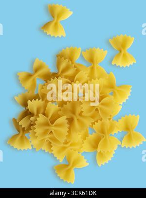 Ein Haufen gelber Farfalle-Pasta, die häufig in verschiedenen Gerichten verwendet werden und ihre einzigartige Form mit Fliege zeigen. Stockfoto