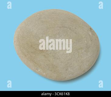 Ein glatter, abgerundeter Stein mit einer hellbeigen Farbe, geeignet für dekorative Zwecke oder als natürliches Element im Design. Stockfoto